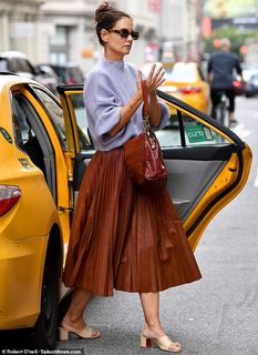 Katie Holmes feet photo thumbnail