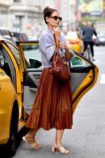 Katie Holmes feet photo thumbnail