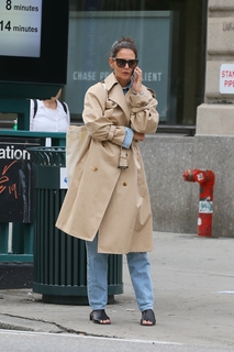Katie Holmes feet photo thumbnail