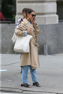 Katie Holmes feet photo thumbnail