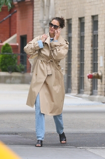 Katie Holmes feet photo thumbnail