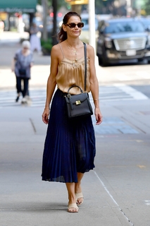 Katie Holmes feet photo thumbnail