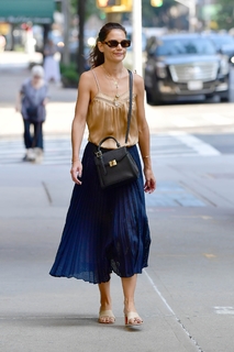 Katie Holmes feet photo thumbnail
