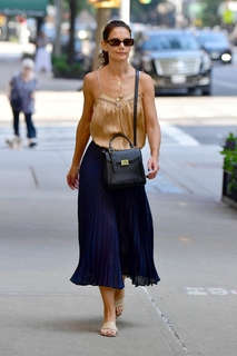 Katie Holmes feet photo thumbnail