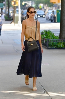 Katie Holmes feet photo thumbnail