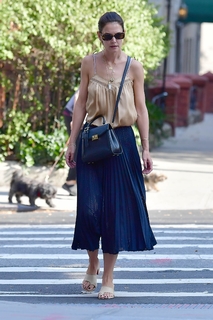 Katie Holmes feet photo thumbnail