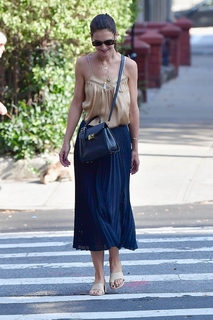 Katie Holmes feet photo thumbnail