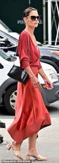 Katie Holmes feet photo thumbnail