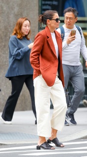 Katie Holmes feet photo thumbnail
