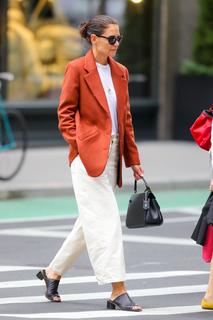 Katie Holmes feet photo thumbnail
