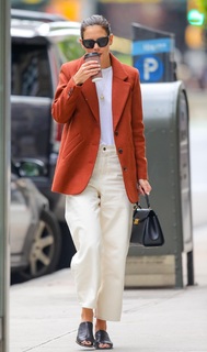 Katie Holmes feet photo thumbnail