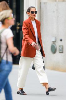 Katie Holmes feet photo thumbnail