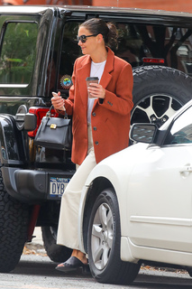 Katie Holmes feet photo thumbnail