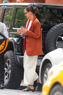 Katie Holmes feet photo thumbnail