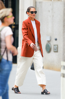Katie Holmes feet photo thumbnail