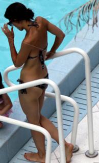 Katie Holmes feet photo thumbnail