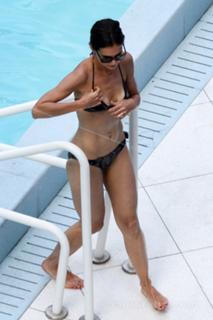 Katie Holmes feet photo thumbnail