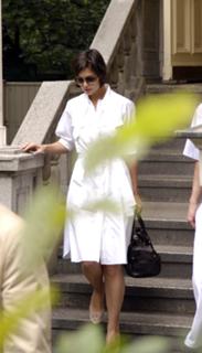 Katie Holmes feet photo thumbnail