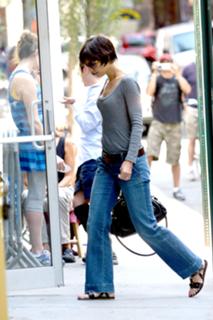 Katie Holmes feet photo thumbnail
