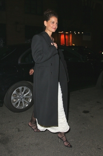 Katie Holmes feet photo thumbnail
