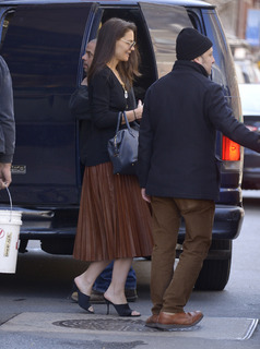 Katie Holmes feet photo thumbnail