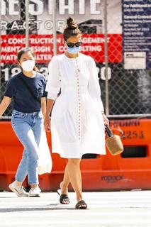 Katie Holmes feet photo thumbnail