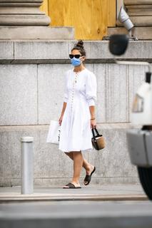 Katie Holmes feet photo thumbnail