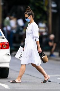 Katie Holmes feet photo thumbnail