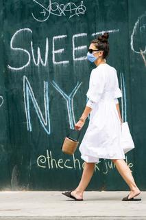 Katie Holmes feet photo thumbnail
