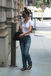 Katie Holmes feet photo thumbnail