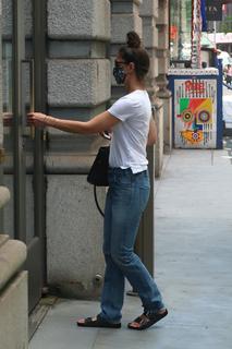Katie Holmes feet photo thumbnail