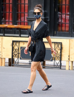 Katie Holmes feet photo thumbnail