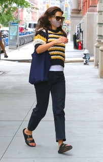 Katie Holmes feet photo thumbnail