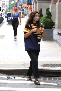 Katie Holmes feet photo thumbnail