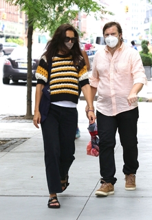 Katie Holmes feet photo thumbnail