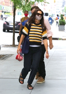 Katie Holmes feet photo thumbnail