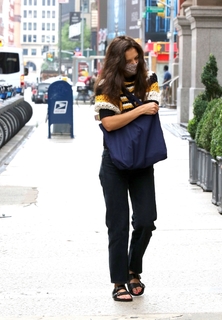 Katie Holmes feet photo thumbnail