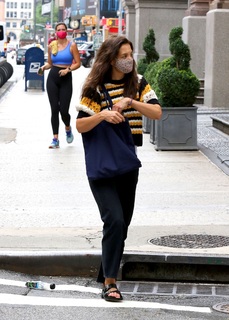 Katie Holmes feet photo thumbnail