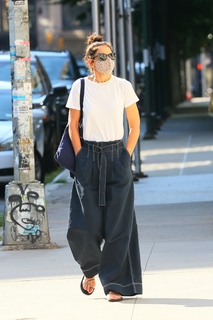 Katie Holmes feet photo thumbnail
