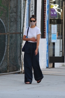 Katie Holmes feet photo thumbnail