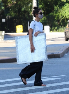 Katie Holmes feet photo thumbnail