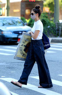Katie Holmes feet photo thumbnail