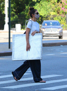 Katie Holmes feet photo thumbnail