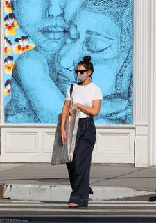 Katie Holmes feet photo thumbnail