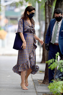 Katie Holmes feet photo thumbnail