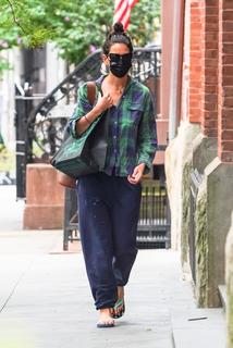 Katie Holmes feet photo thumbnail