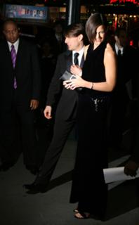 Katie Holmes feet photo thumbnail
