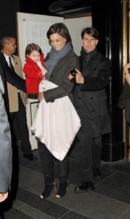 Katie Holmes feet photo thumbnail