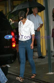 Katie Holmes feet photo thumbnail