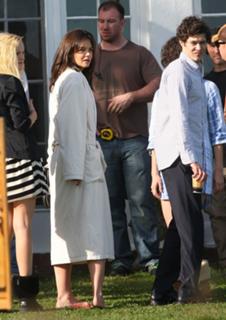 Katie Holmes feet photo thumbnail